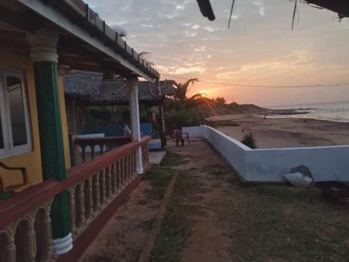 Happy Beach Guest House Hambantota Exterior photo